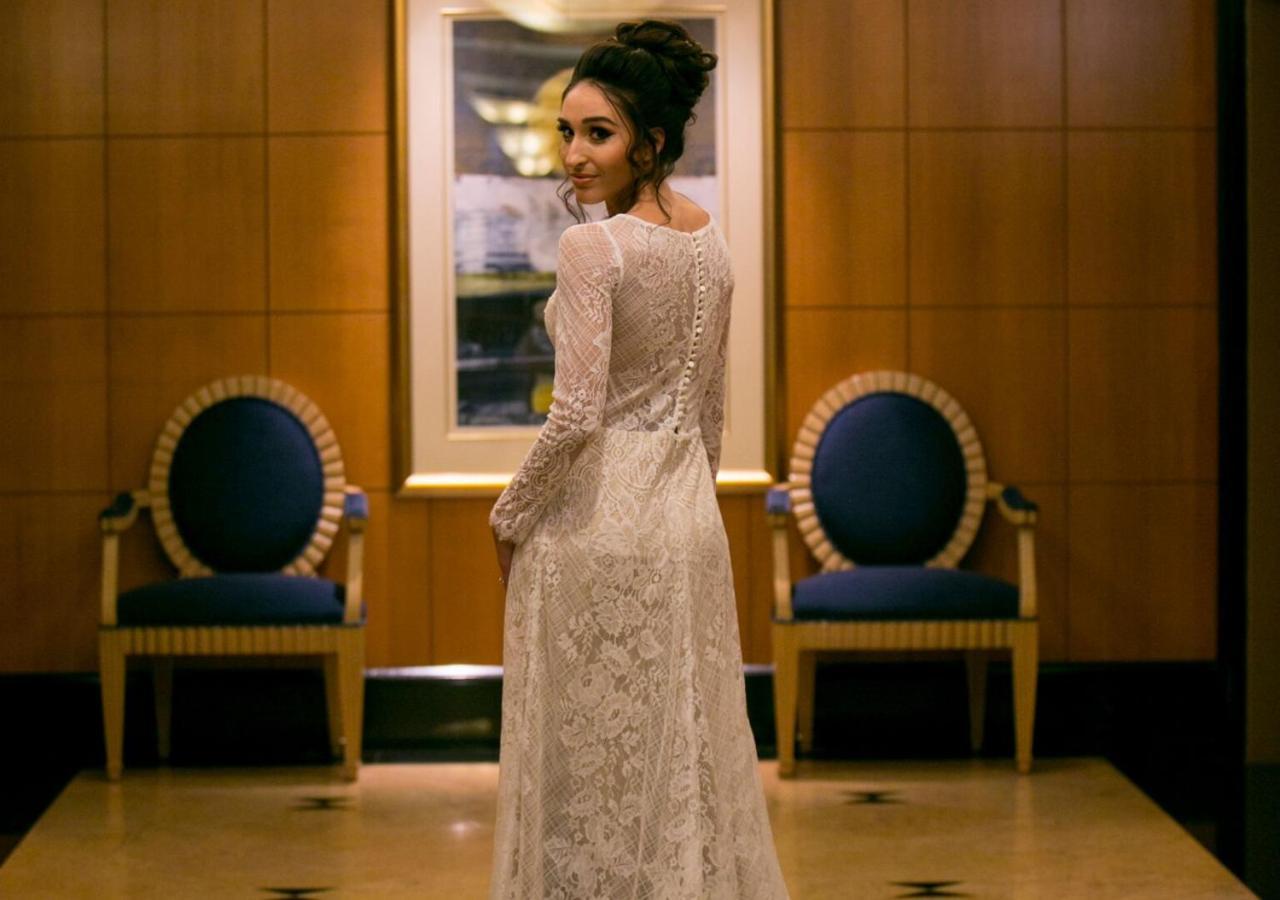 Duxton Hotel Перт Экстерьер фото A woman wearing a white dress