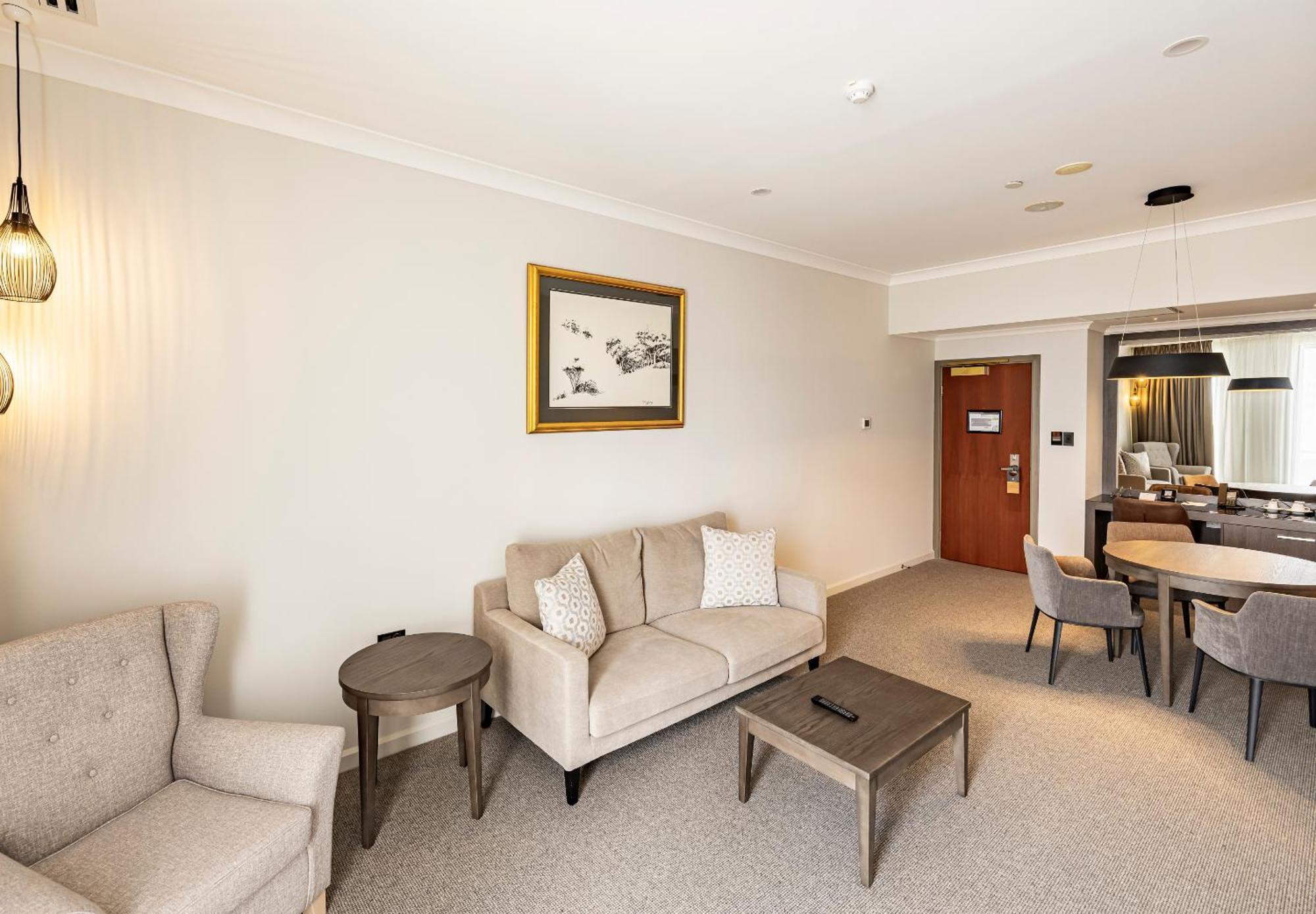 Duxton Hotel Перт Экстерьер фото A living room in a suite at the hotel