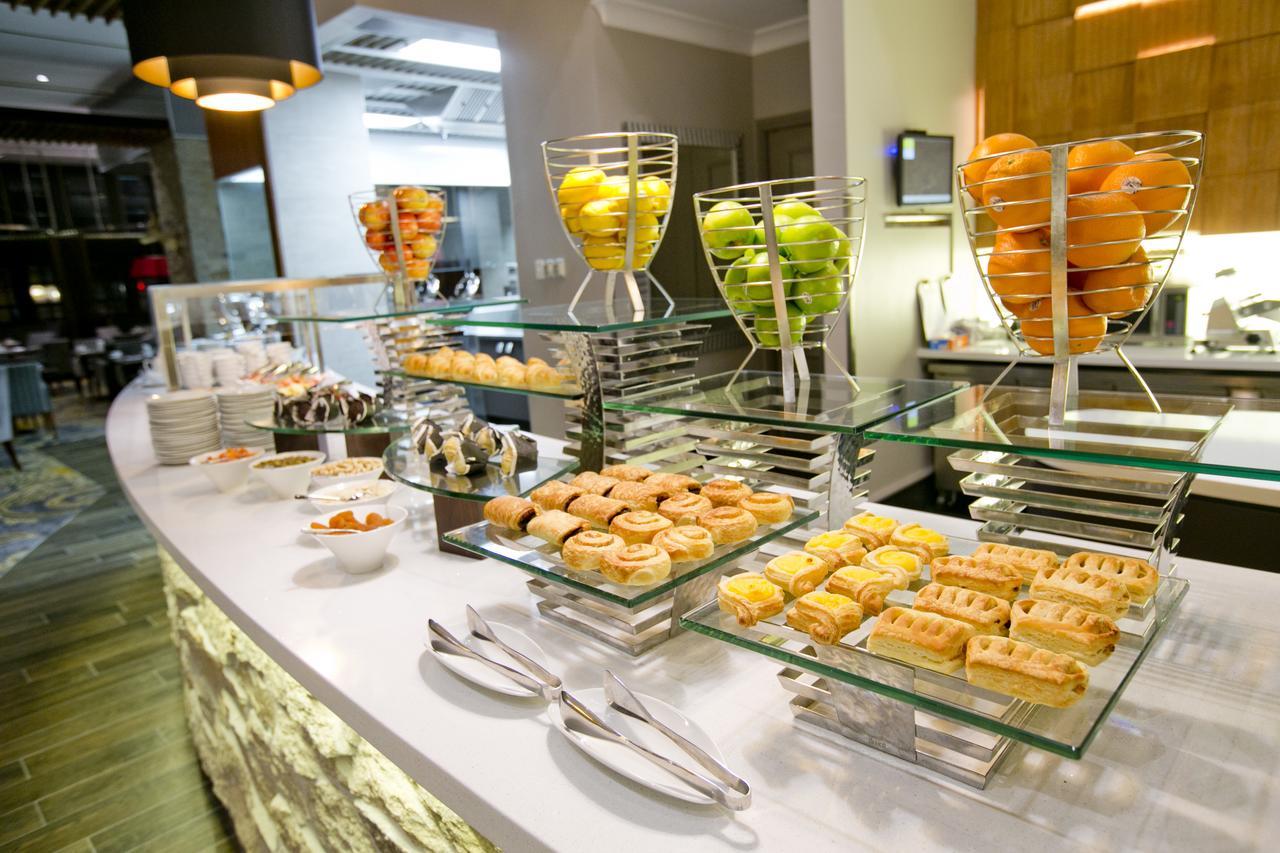 Duxton Hotel Перт Экстерьер фото A buffet at a hotel